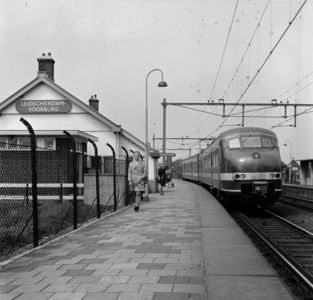 154994 Gezicht op het perron van het N.S.-station Leidschendam-Voorburg te Leidschendam met links het stationsgebouw en ...